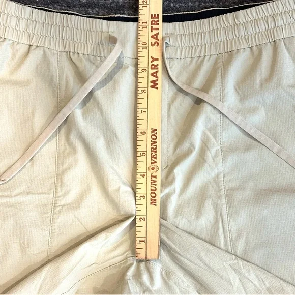 Lululemon Activewear Shorts Size XL Light Cream Khaki 7" Inseam Men's - Picture 10 of 13